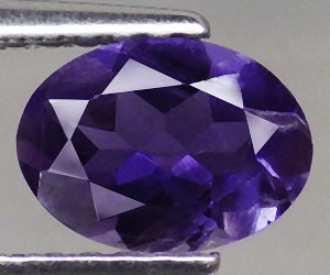 Piedra preciosa de iolita natural ovalada de 0,65 ct muy hermosa de 7x5 mm apta para la curación