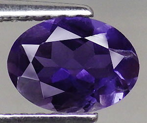 Piedra preciosa de iolita natural ovalada de 0,65 ct muy hermosa de 7x5 mm apta para la curación