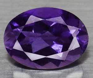 Piedra preciosa de iolita natural ovalada de 0,73 ct muy hermosa de 7x5 mm apta para la curación