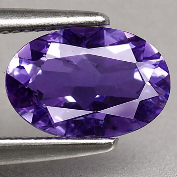 Piedra preciosa de iolita natural ovalada de 0,65 ct muy hermosa de 7x5 mm apta para la curación