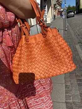 Väska i tvättat skinn från La Via Firenze, 33x15x28 cm-  orange