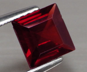 Piedra preciosa de granate piropo natural cuadrado brillante de 1,21 quilates de 6,1 mm cuadrados