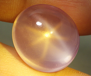 Piedra preciosa de cuarzo rosa con estrella natural inusual de 16,79 ct