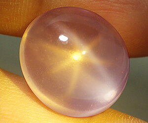 Piedra preciosa de cuarzo rosa con estrella natural inusual de 16,79 ct