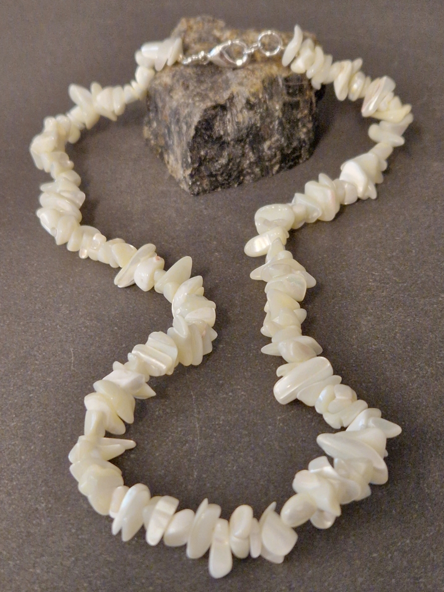 Pärlemor Chip Halsband med Lås