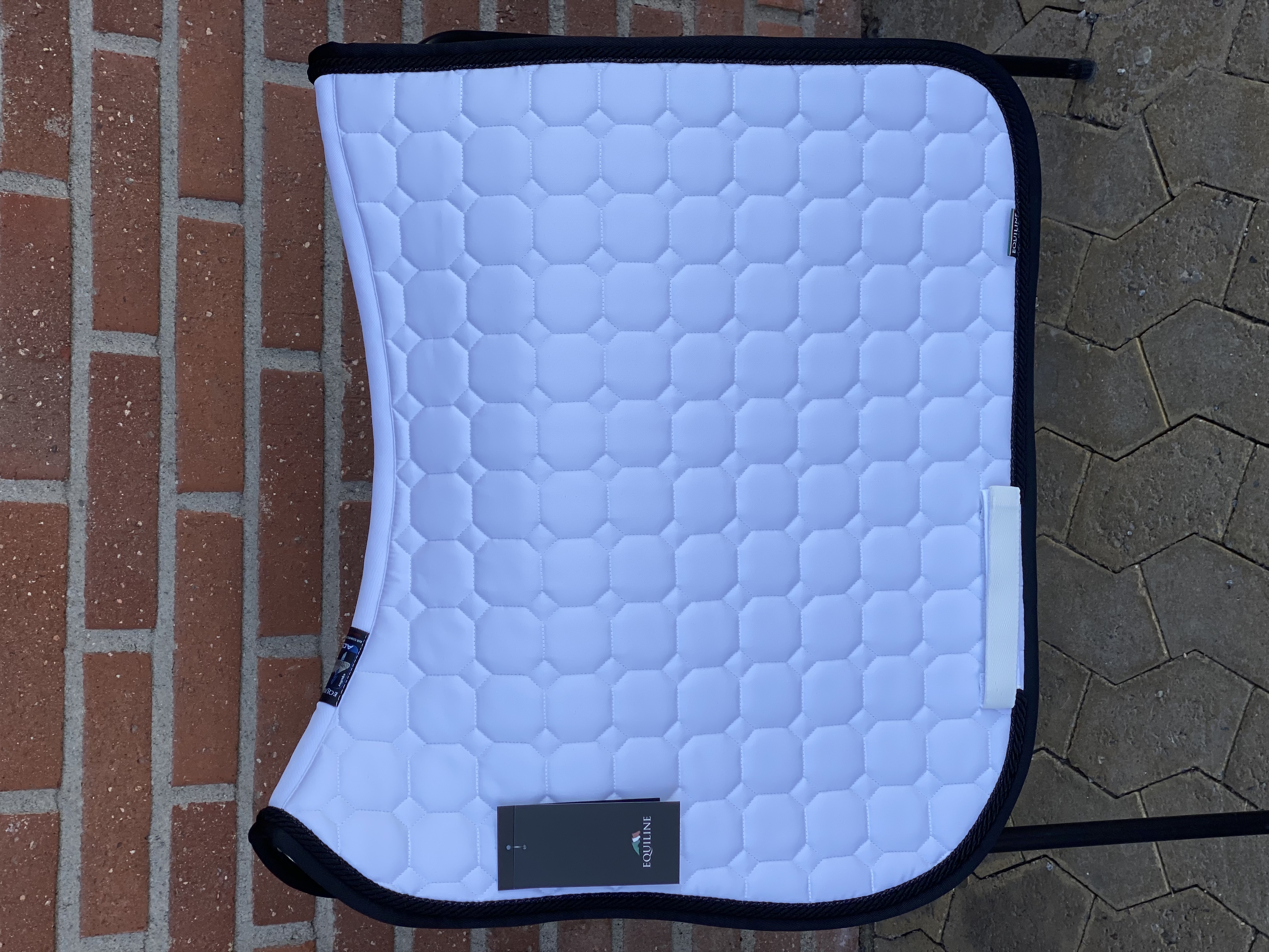 Equiline Octagon 2 flätor + kantband vitt m svart