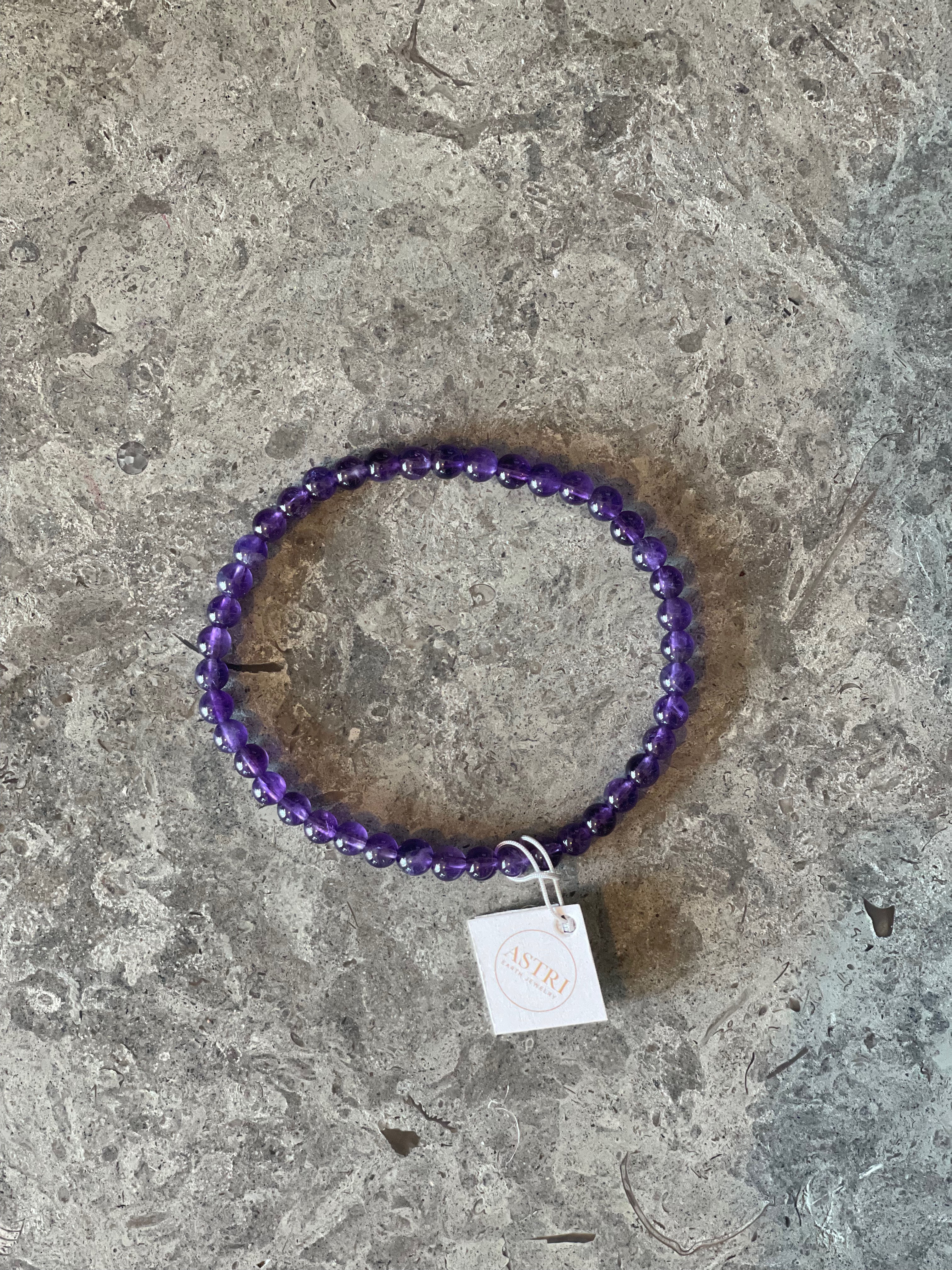 Armband med små pärlor av ametist. 