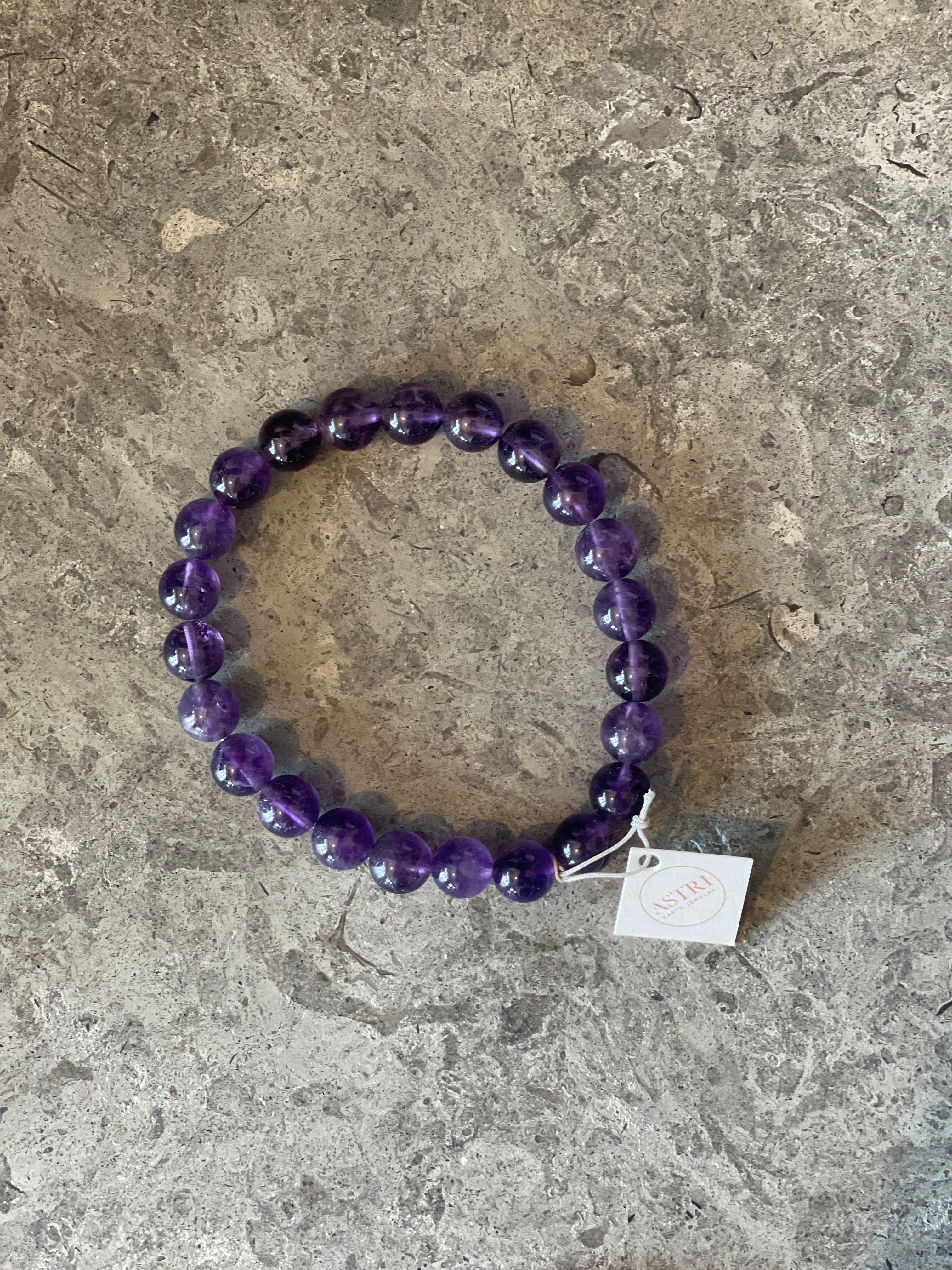 Armband med större pärlor av ametist. 