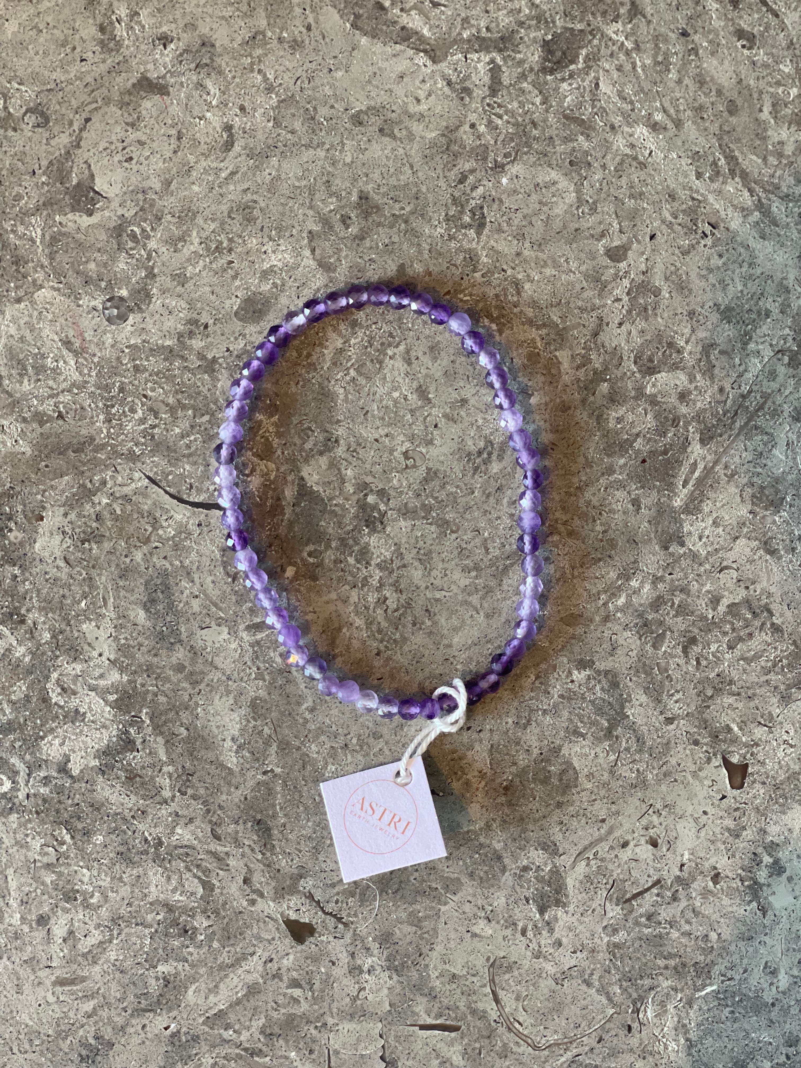 Armband med facettslipade pärlor av ametist. 