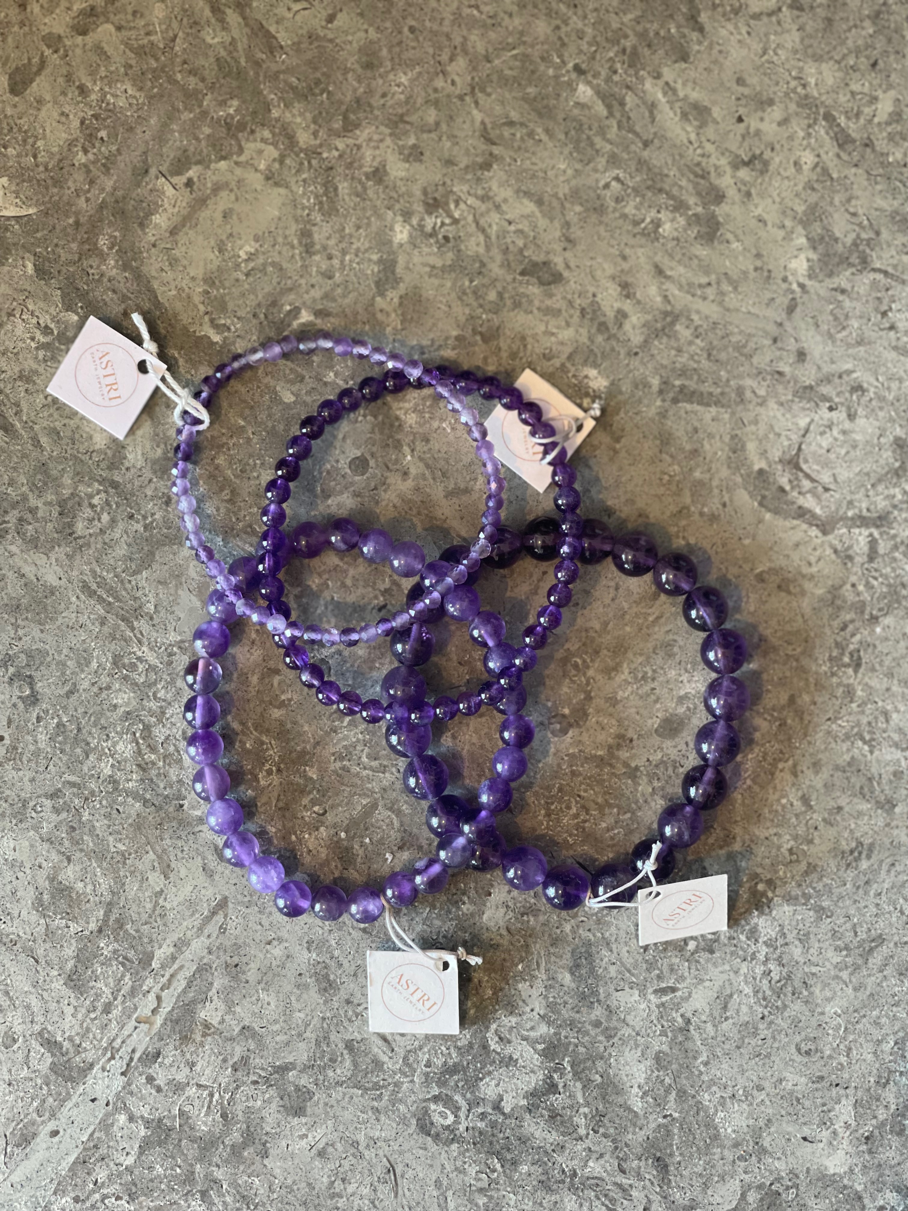 Armband i en vacker, färgstark lila med pärlor av ametist.