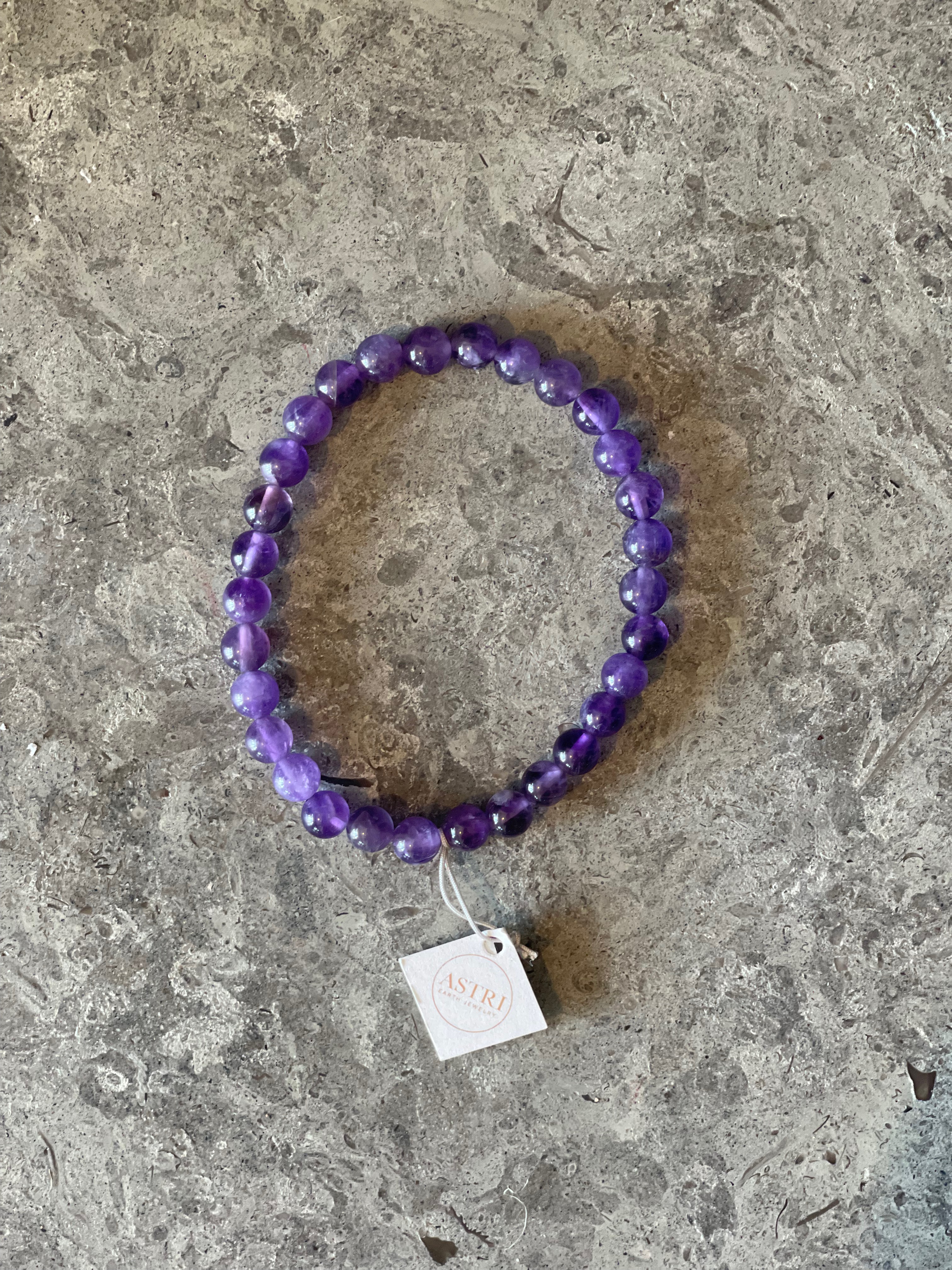 Armband med mindre pärlor av ametist. 