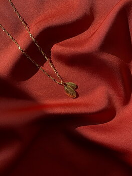Letters/lingonberry small pendant gold