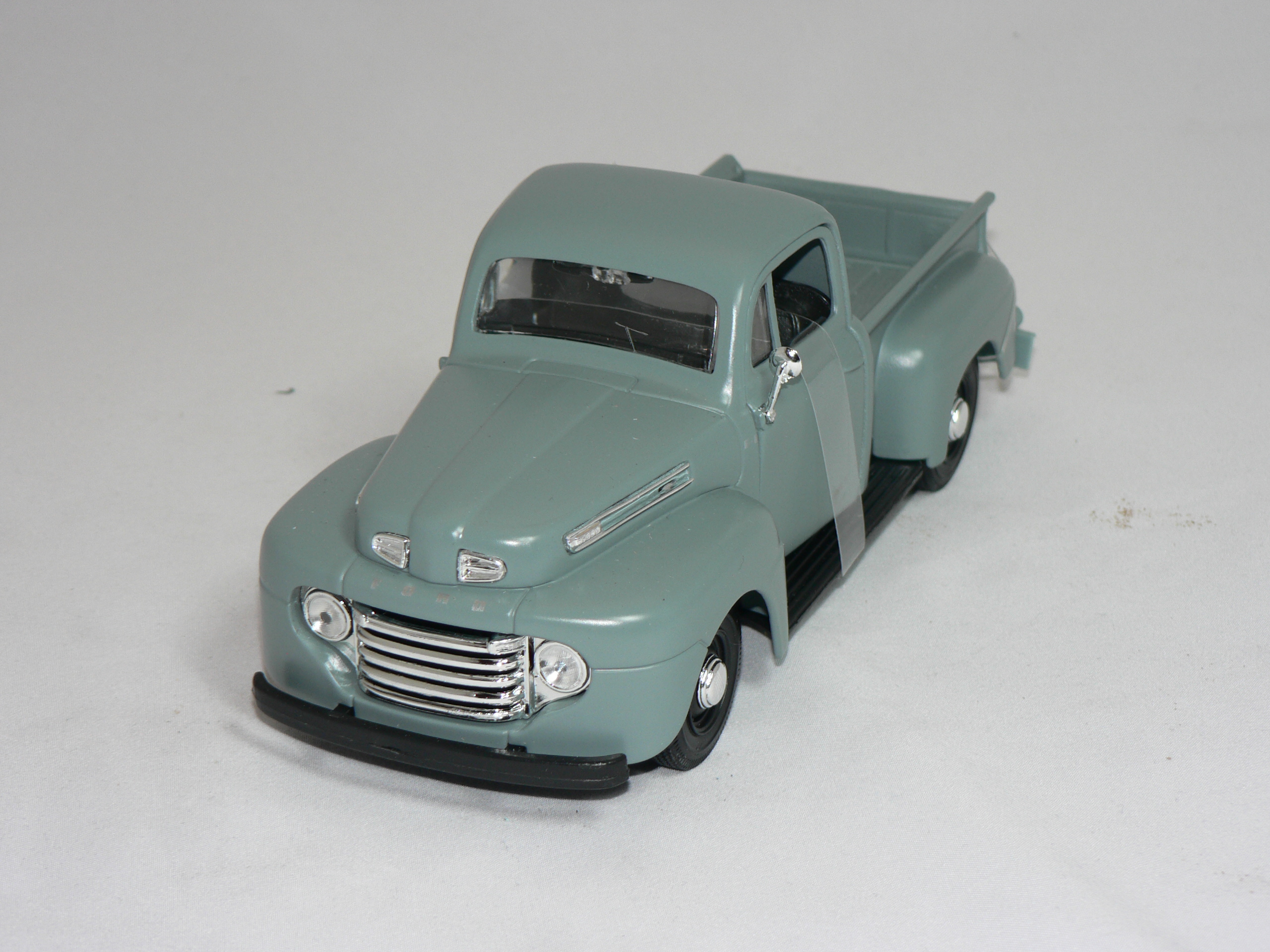 Ford F-1 Pick Up  1948    1:24  Maisto
