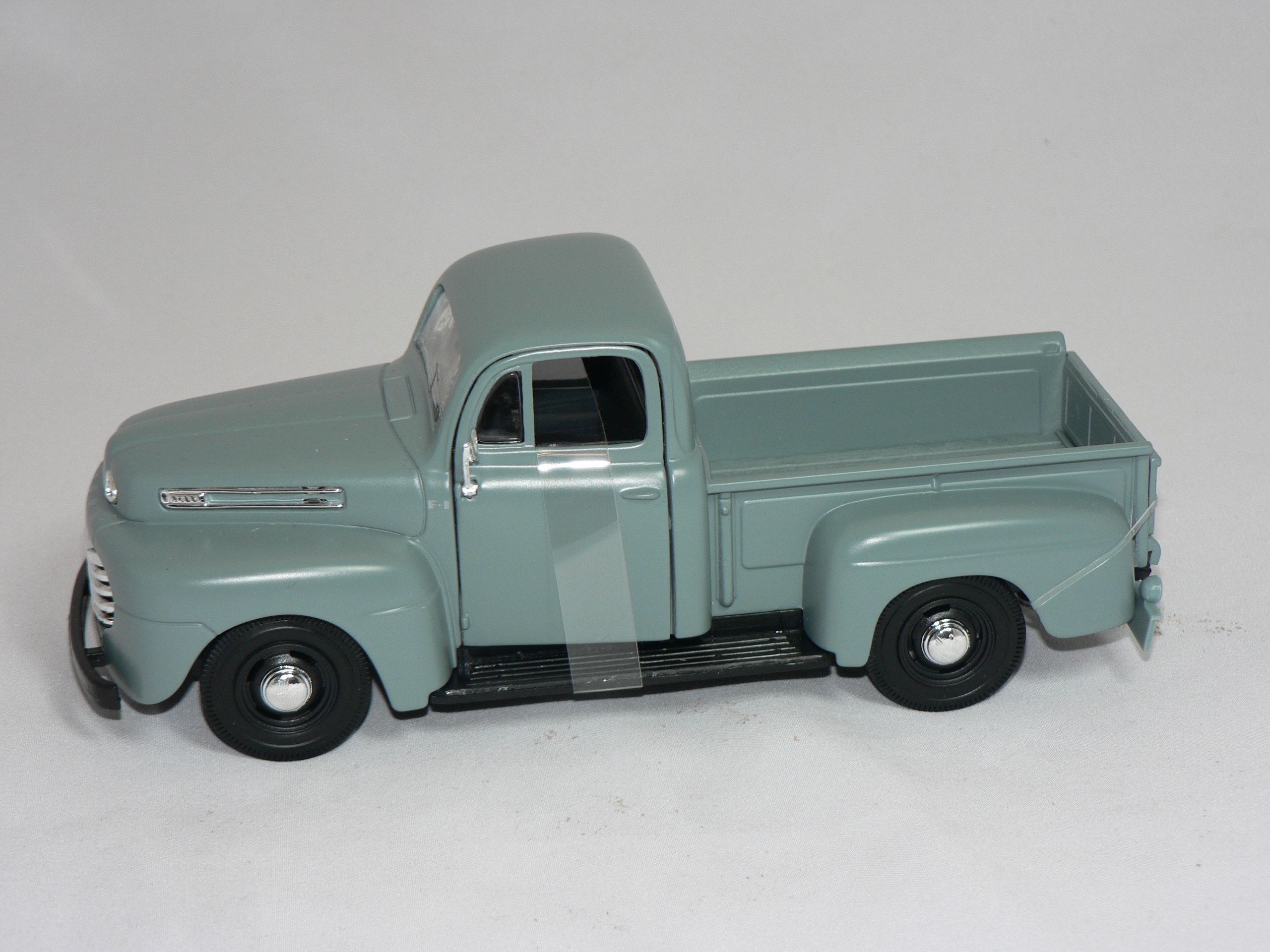 Ford F-1 Pick Up  1948    1:24  Maisto - 3