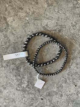 Handgjorda armband med pärlor av facettslipad Amestist - mörkgrå färg med skiftningar i svart och glitter
