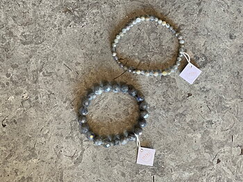 Handgjorda armband gjorda med ädelstenar från Labradorit. 