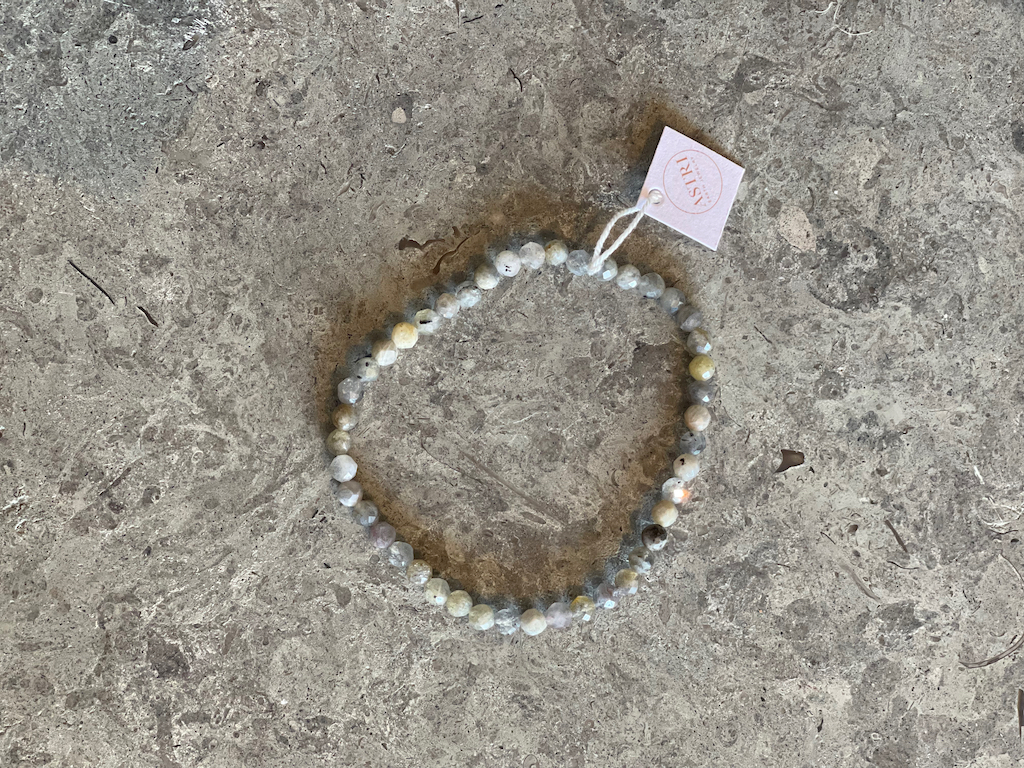 Handgjorda armband gjorda med ädelstenar från Labradorit. 