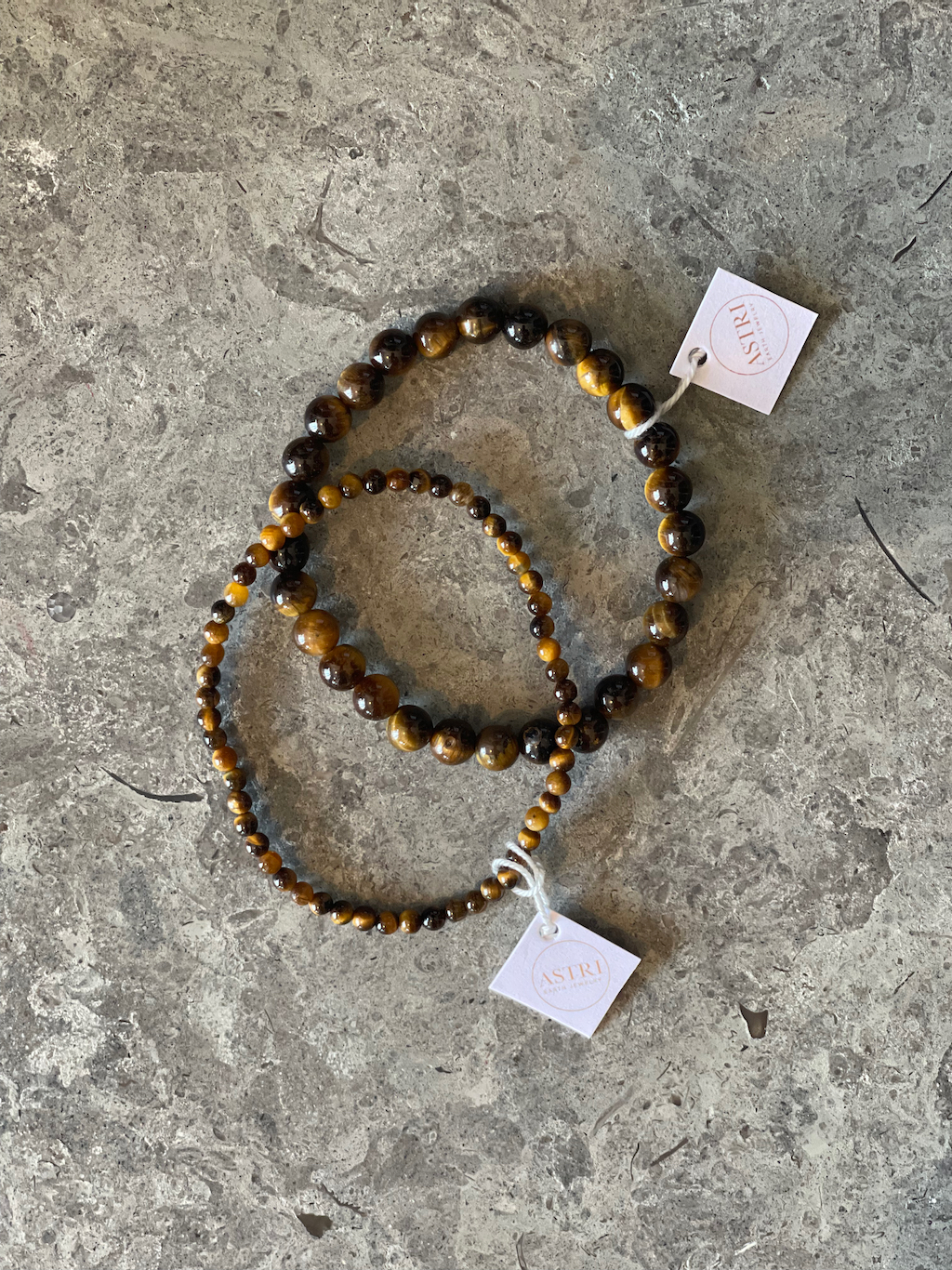 Armband av halvädelstenen Tigeröga. 
