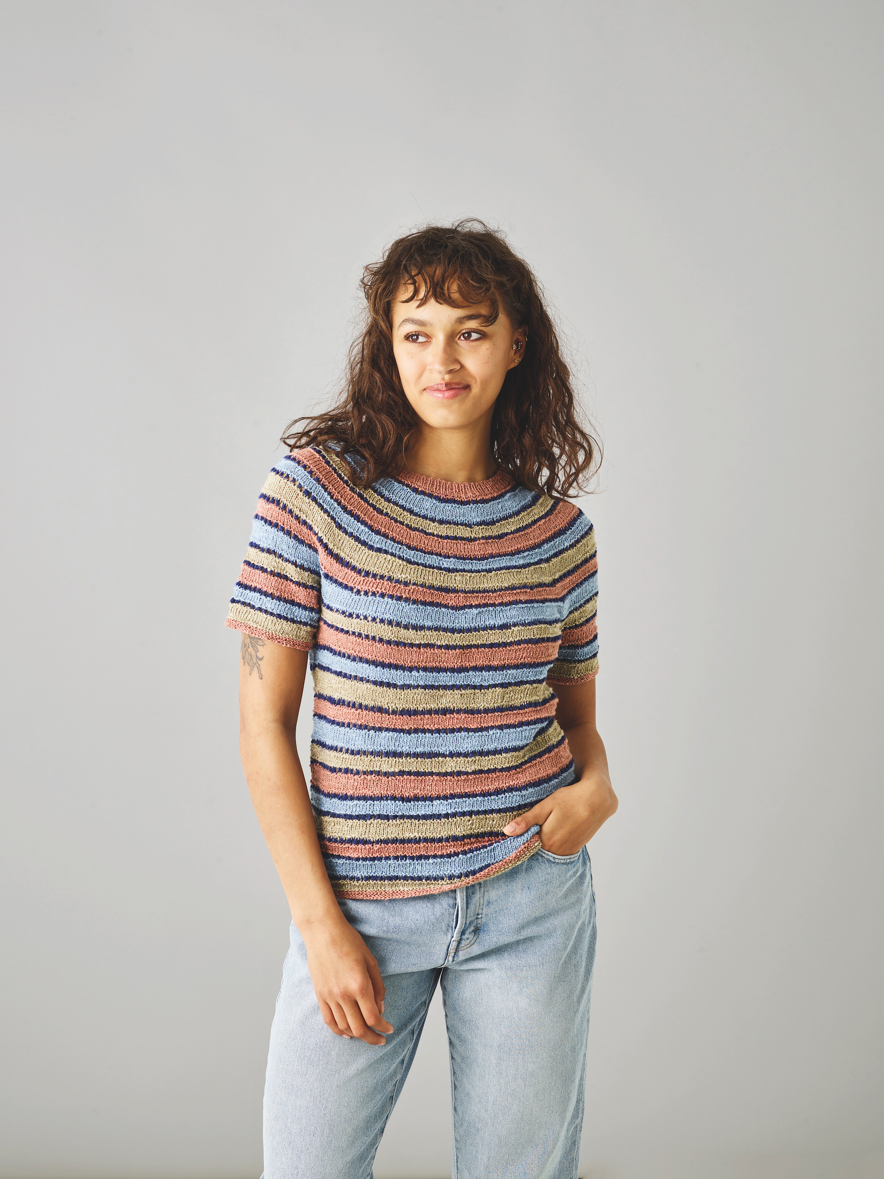 T-shirt med ränder och struktur - Scarlet by Permin