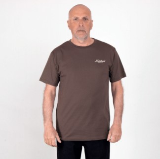 Läs mer om SQRTN TGN Miniscript T-Shirt Dark Brown
