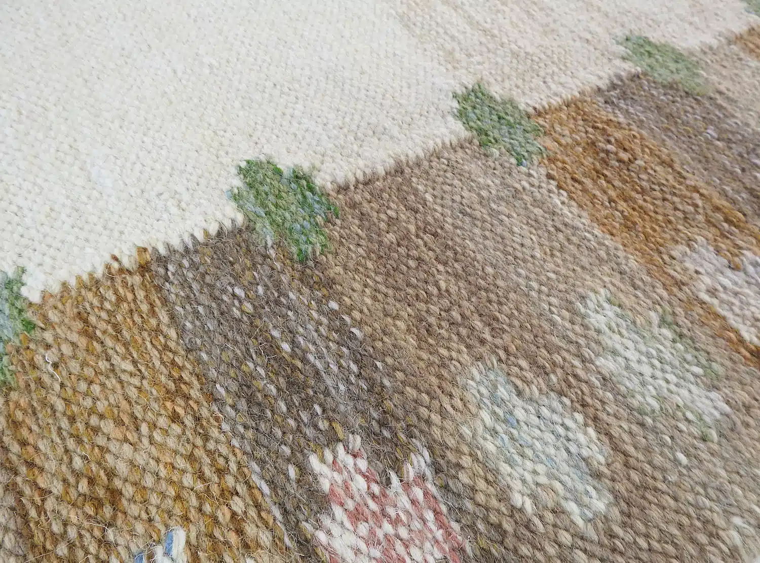 Röllakanmatta Bolmsö Beige -Närbild mitt i mattan