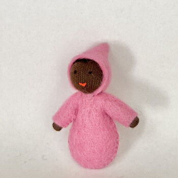 Mörk baby med mörkt hår och rosa pyjamas - en liten handgjord dekorationsfigur av ull 