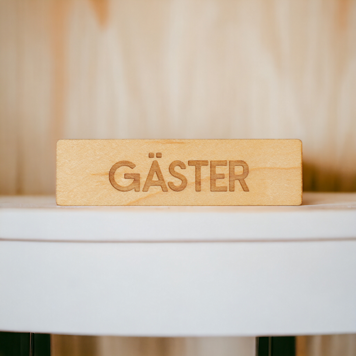 Gäster (Träskylt) Gravyr