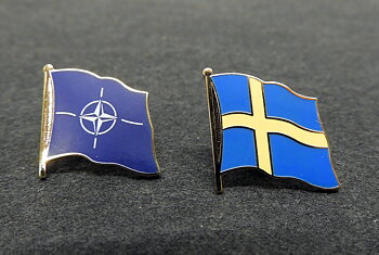 Pin NATO + Pin Sverige flagga