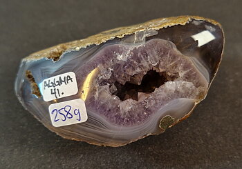 Agat Grotta med Ametistkristaller - AGGMA41