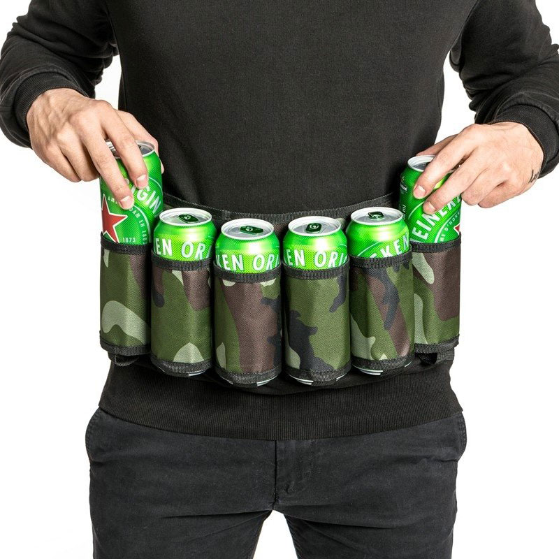 Person bär ett ölbälte med 6 burkar öl i