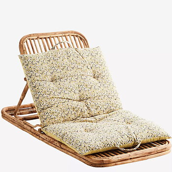 Underbar vikbar stol i bambu från Madam stolz. Perfekt för en härlig dag på stranden, terassen, balkongen eller picknicken