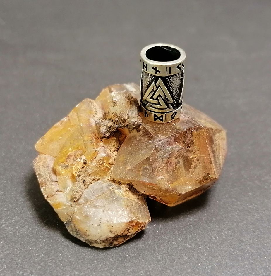 Skäggpärla med  Valknut