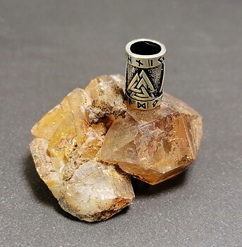 Skäggpärla med  Valknut