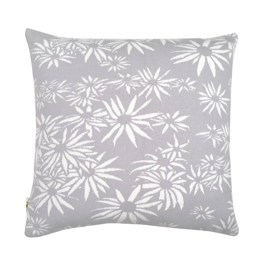 Kuddöverdrag med daisy och namn. 50 x 50 cm