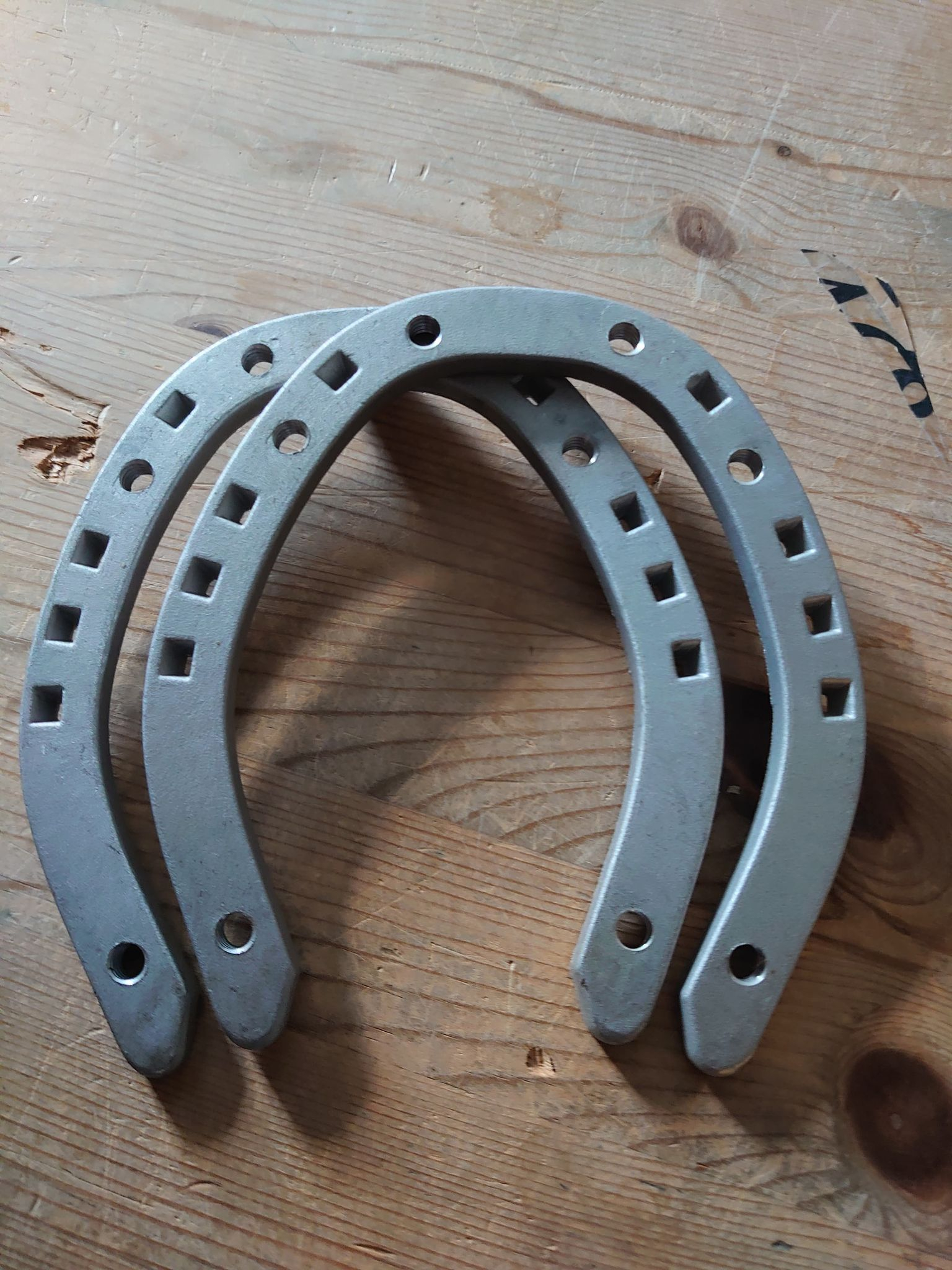 Mustad Aluminium vintersko 6 hull flat BAK