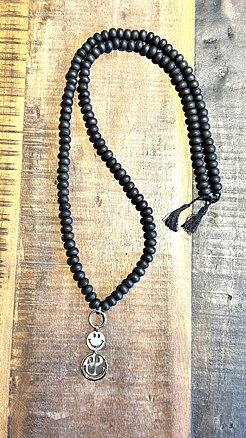 Smile necklace black sandelwood