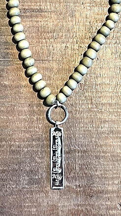 Shanti necklace wood / light green
