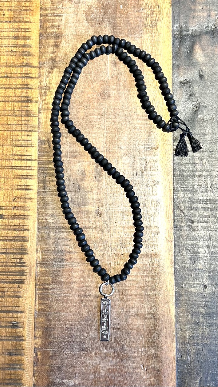 Shanti necklace / sandelwood black