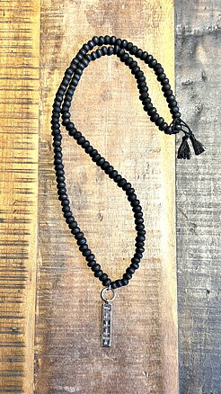 Shanti necklace / sandelwood black