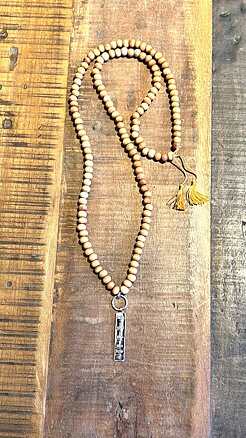 Shanti necklace / sandelwood light brown