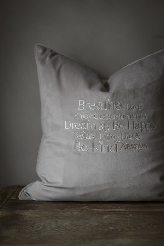 Prydnadskudde - Enjoy life and be kind always - Majas Cottage