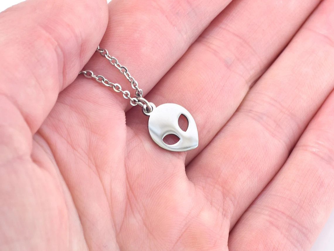 Alien Halsband i Rostfritt Stål, Utomjordiskt Hänge, UFO Accessoar, Utomjording Smycke - 3