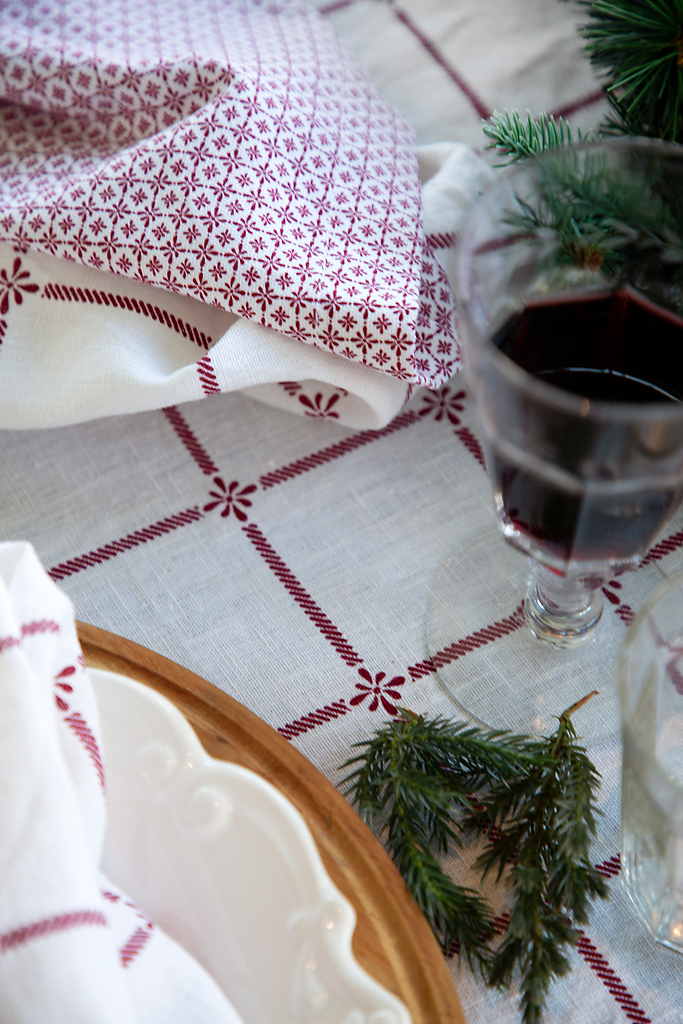 Linen Table Cloth Classic White/Red - 3