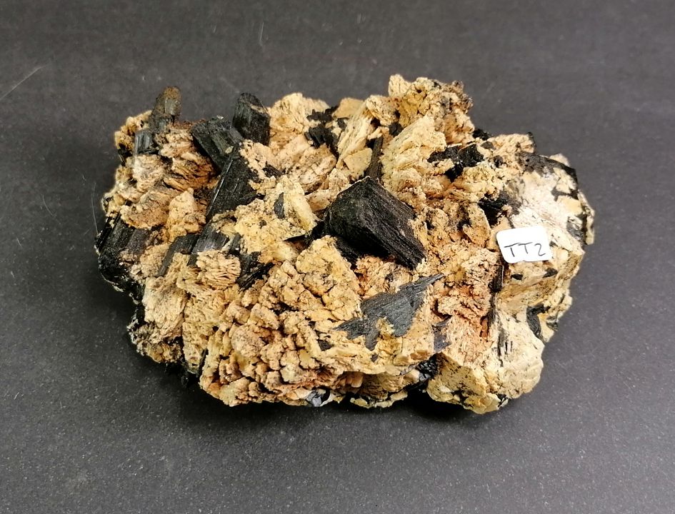 Svart Turmalin Kristaller i Orthoclase