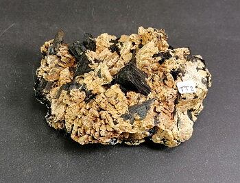 Svart Turmalin Kristaller i Orthoclase