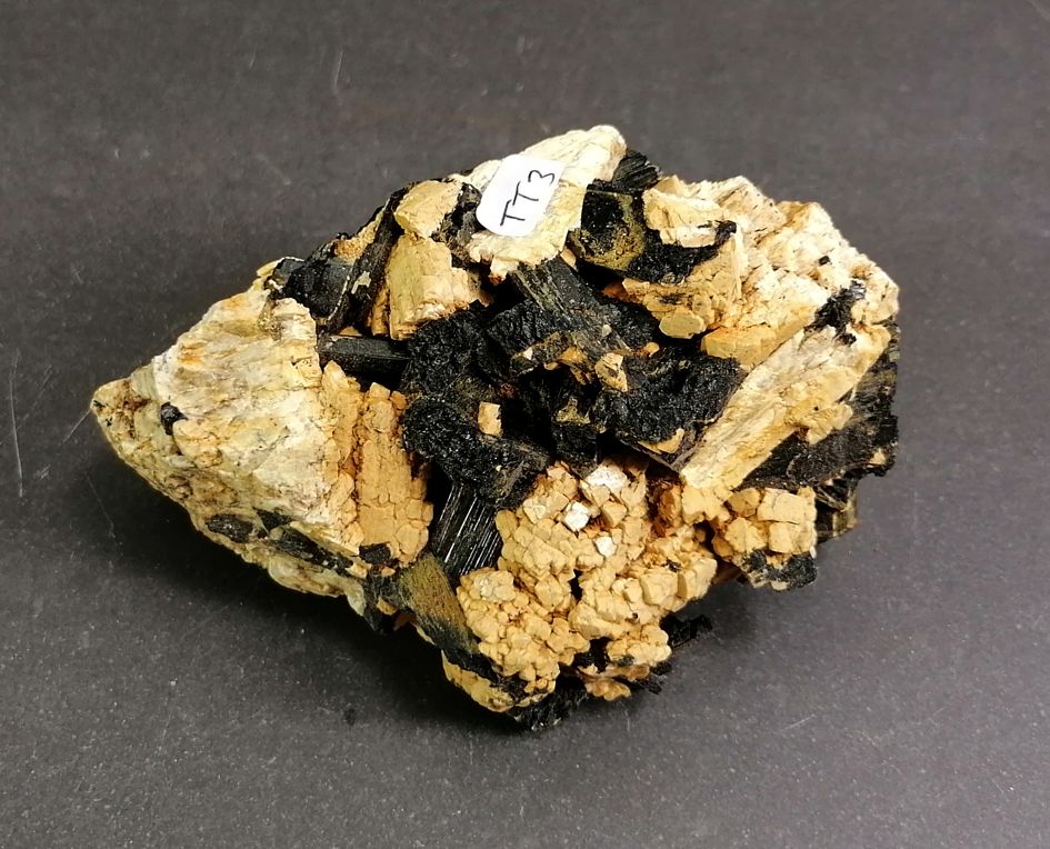 Svart Turmalin Kristaller i Orthoclase