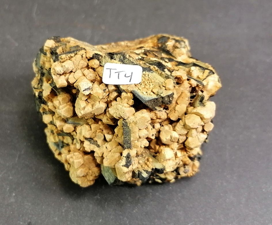 Svart Turmalin Kristaller i Orthoclase