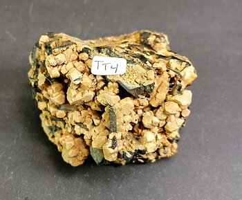 Svart Turmalin Kristaller i Orthoclase