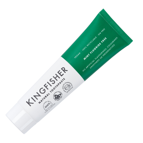 En vit och grön tandkrämstub som det står kingfisher på