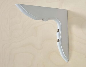 Hyllkonsol som är grundmålad i klassisk stil. En hyllkonsol som passar vägghyllor med passande djup. Hyllkonsol med ett 180mm djup och 180mm höjd.